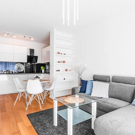 Mira 11 Poznan Old Town & Parking شقة