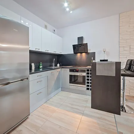 Mira 11 Poznan Old Town & Parking شقة