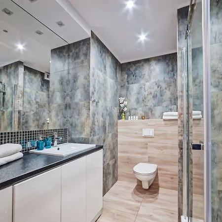 Mira 11 Poznan Old Town & Parking Апартаменти