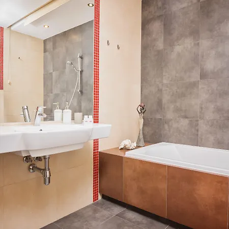 Mira 11 Poznan Old Town & Parking Апартаменти Познань