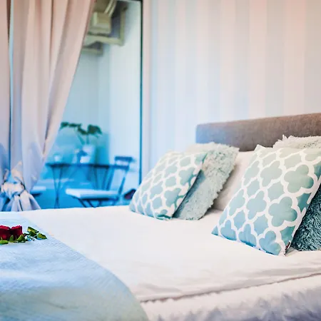 Mira 11 Poznan Old Town & Parking Апартаменти *